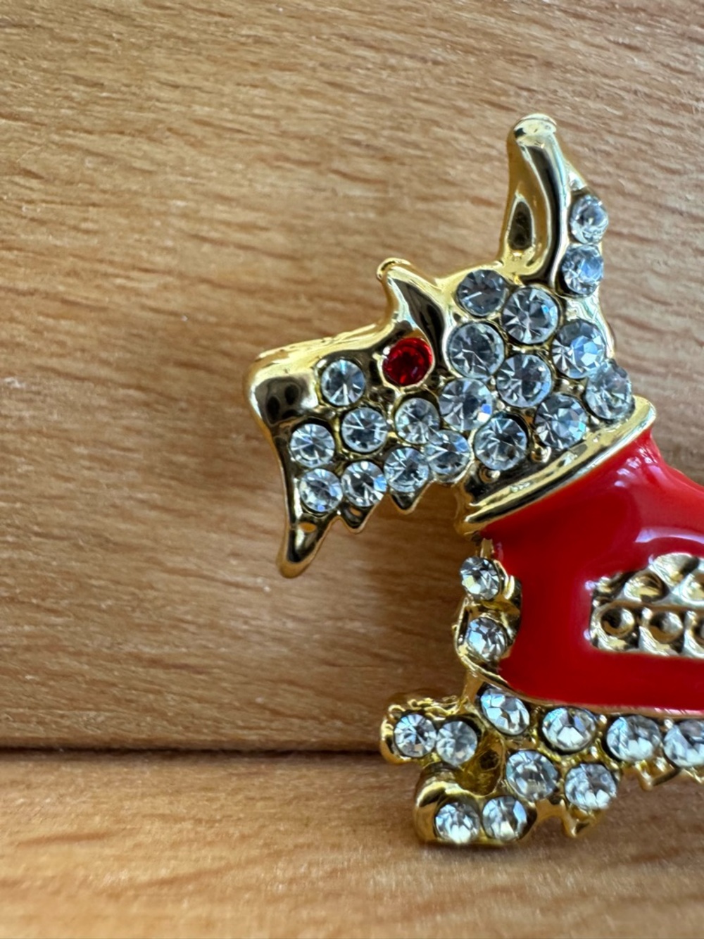 Brooch - Scottie Dog. Gold Tone with Red Enamel and Clear Rhinestones. Like New! - Picture 7 of 11
